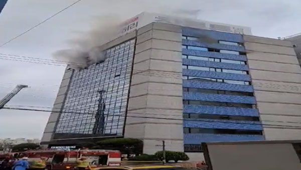 서울 답십리동 건물 9층서 불…청소노동자 2명 대피