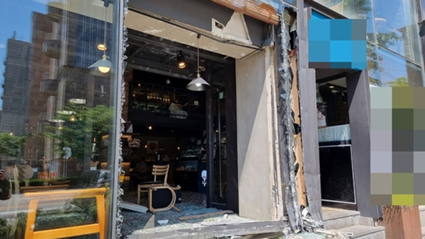 서울 관악구서 화물차에 받힌 마을버스 카페 돌진…2명 부상