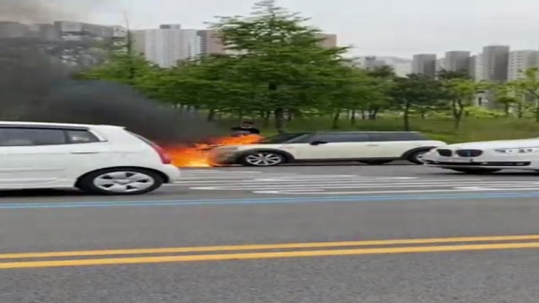 인천서 달리던 미니쿠퍼 차량 화재…엔진룸 불에 타