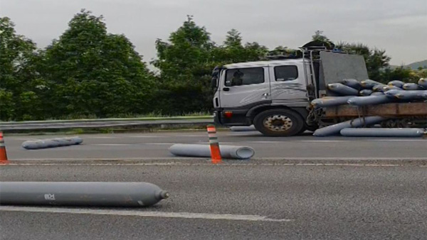 고속도로 달리던 트럭에서 가스통 떨어져…차량 4대 파손
