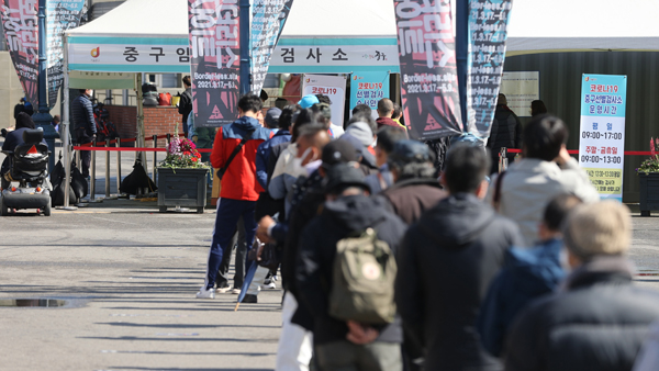 코로나19 일상 속 전파…가족·지인-노래방-고시원 등 새 감염