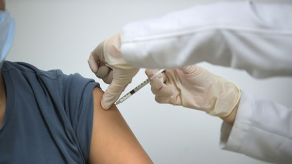 정부 "60-74세 코로나19 예방접종 예약률 49.5%"