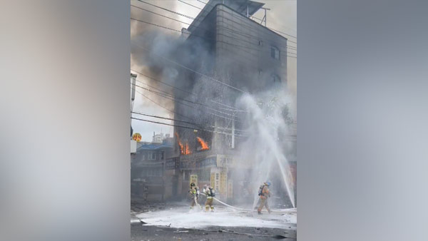 화물차끼리 사고 뒤 건물 충돌 화재 발생…2명 숨지고 6명 부상