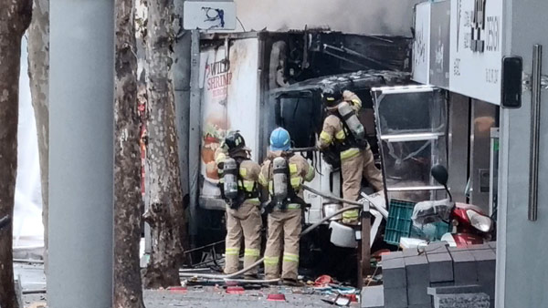 화물차끼리 사고 뒤 건물 충돌 화재 발생…2명 숨지고 6명 부상