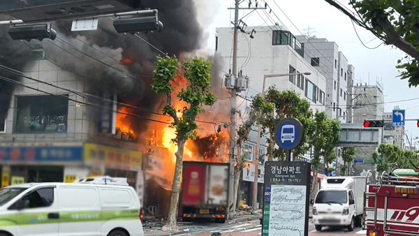 화물차끼리 사고 뒤 건물 충돌 화재 발생…2명 숨지고 6명 부상