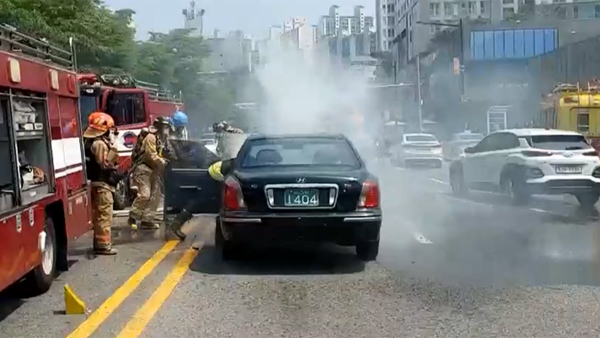 달리던 승용차 엔진에 불…"인명피해 없어"