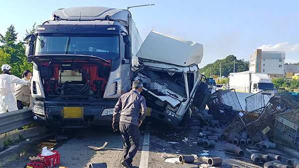 충북 경부고속도로서 25톤 트럭 등 6대 추돌3명 부상 