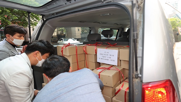 '김일성 회고록' 출판사 등 압수수색…국가보안법 위반 혐의