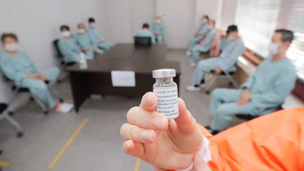 당국 "국내서도 AZ백신 '영국변이' 예방효과 90% 이상으로 확인"