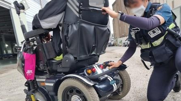 전동휠체어로 경찰 들이받은 장애인단체 회원, 1심 집행유예