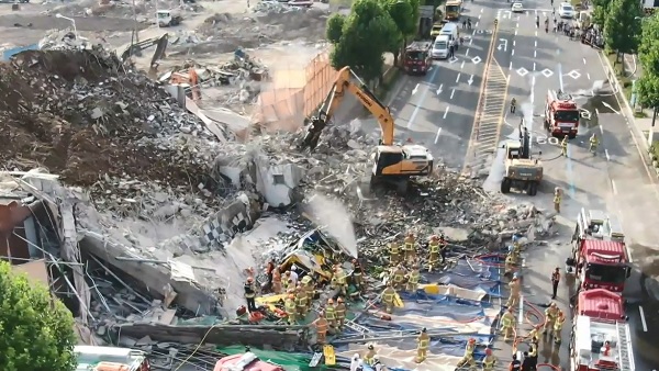 광주 경찰 "붕괴 전 굴착기 부서진 건물 안까지 진입"