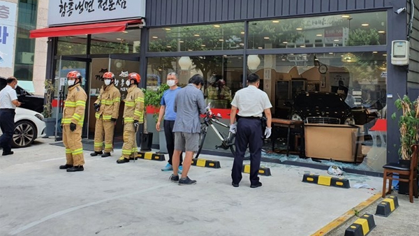 서울 응암동 식당 내부로 차량 들이닥쳐…11명 부상, 7명 병원 이송