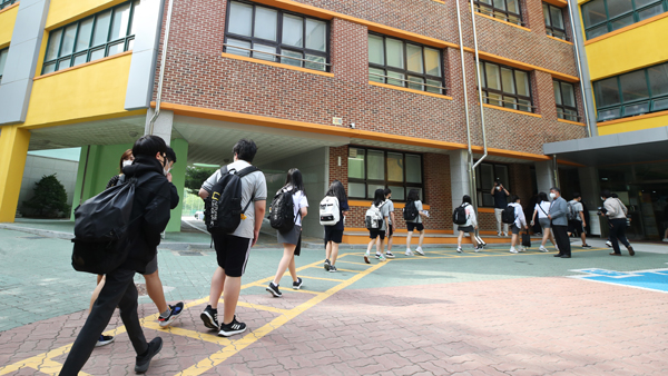 교육부 "전면등교 방안 이달 발표…탄력적 학사방안 공유할 것"