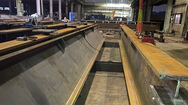 화성 철구조물 제조업체에서 H빔 넘어져…작업자 중상