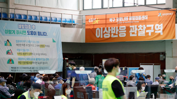 7월말부터 지자체 자율접종 시행…8월엔 주요 사업장도 자체접종