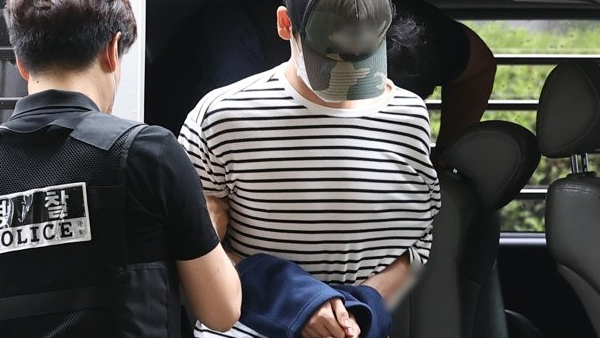 모자 쓴 채 '묵묵부답'…'마포 원룸 감금살인' 피의자들 검찰로