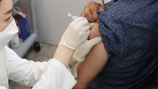 코로나19 백신 접종자 95.6% "주변에 접종 추천"