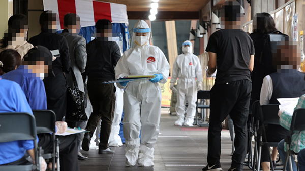 코로나19 신규확진 826명…6개월 만에 최다 