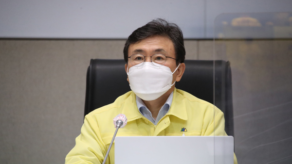 권덕철 장관 "중대한 방역 갈림길…경각심 놓으면 안 돼"
