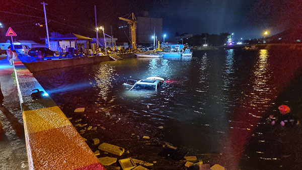 경남 사천 해안도로 달리던 승용차 바다 추락, 2명 부상