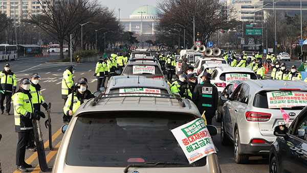 '집회금지' 어기고 차량 행진 강행한 시민단체 관계자 검찰 송치 
