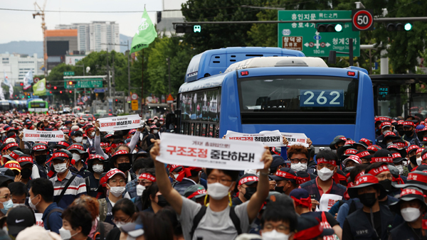 경찰, '불법집회' 민주노총 집행부 4명 연달아 소환
