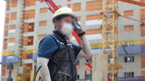 고용노동부, 폭염 노동자 보호 위해 "오후 2∼5시엔 공사작업 중지"