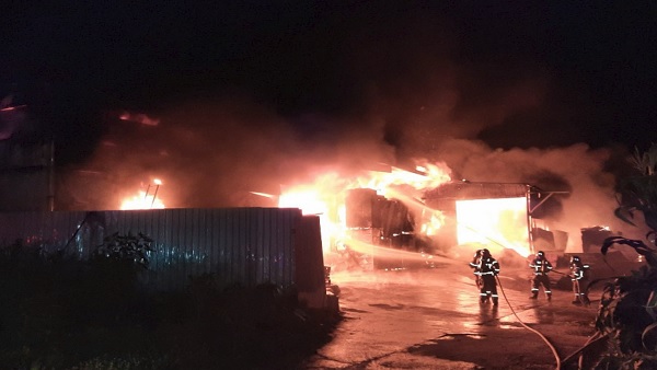 경북 영주 창고에서 불…인명피해 없어