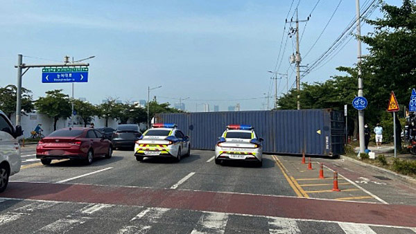 화물차에 실린 대형 컨테이너 도로로 떨어져…3개 차로 통제