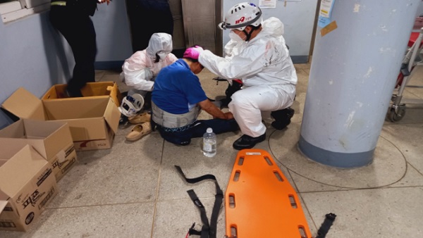 부산서 전동휠체어가 승강기 돌진해 추락…60대 남성 구조