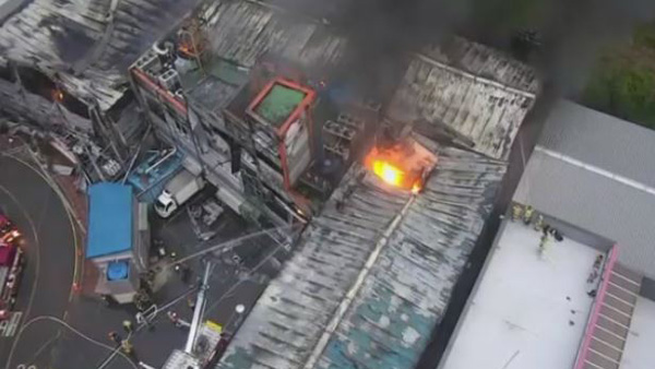 [영상M] "소방 드론이 떴다"…식료품 공장 화재 진압에 도움
