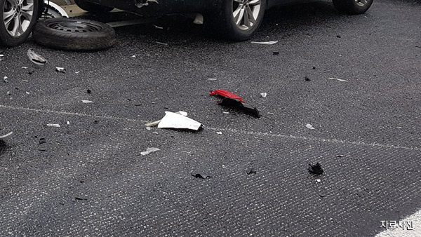 영동고속도로 서안산IC 인근서 화물차·SUV 등 4중 추돌…3명 경상