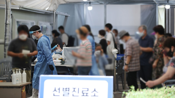 코로나19 신규 확진 1,823명…역대 세번째 규모