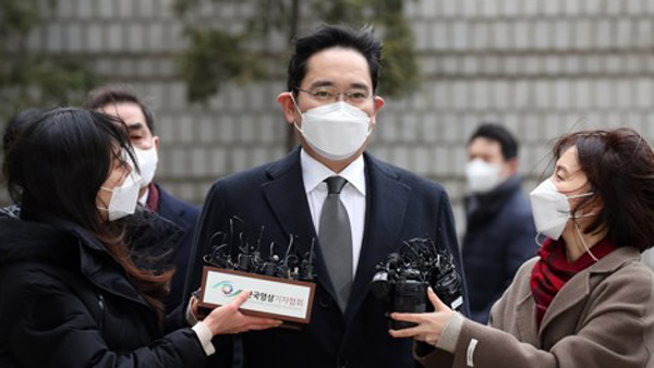 '국정농단' 이재용, 207일만에 가석방…"경제상황 고려" 