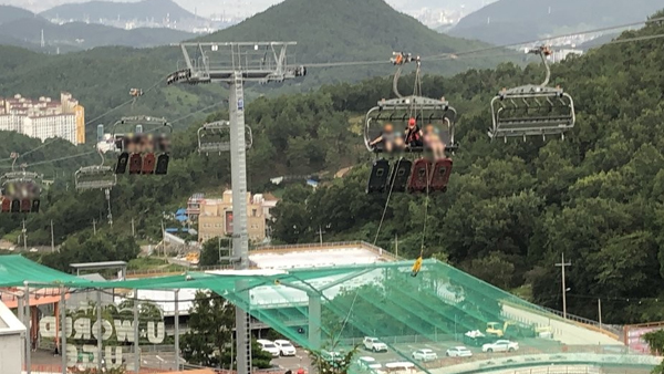 여수 테마파크 리프트 운행중 멈춰…소방, 24명 구조