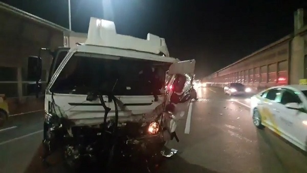 수도권 제1순환고속도로서 승용차·화물차 추돌사고…1명 부상