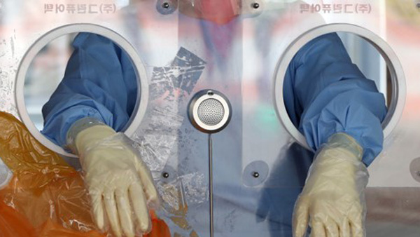 정부 "확진자 급증 없이 정체 양상…긴장 늦추면 폭발적 증가 우려"