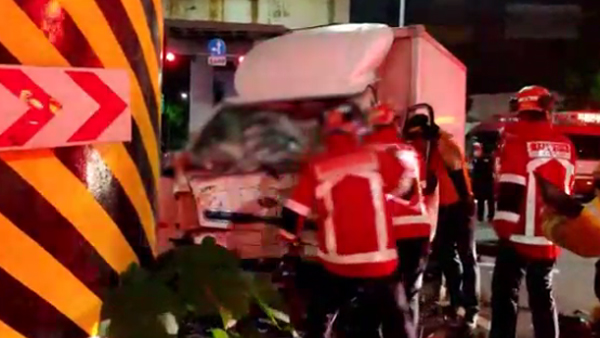 1톤 화물차가 지하철 선로 콘크리트 기둥 들이받아…운전자 중상