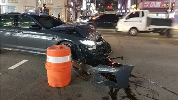 부산 대연동 사거리서 1톤 트럭·승용차 부딪혀…1명 부상