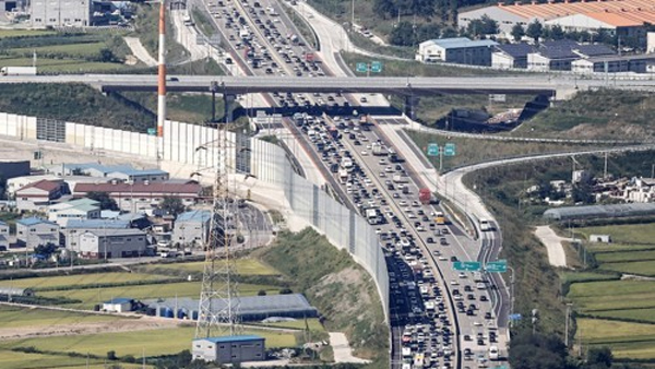 추석 연휴 첫날 고속도로 정체‥"낮 12~1시가 절정"