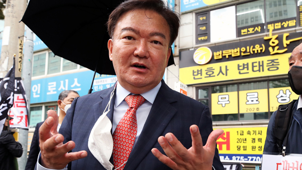 '불법집회 개최 혐의' 민경욱 전 의원 경찰 출석