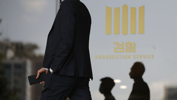 '스폰서 의혹' 윤우진 전 용산세무서장 측근 추가 고소장 접수