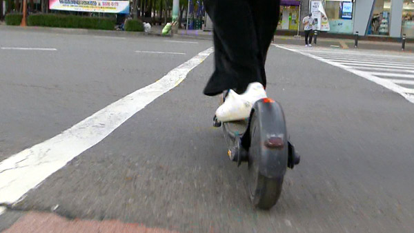 전동킥보드 타던 17살 고교생 전신주 들이받고 숨져