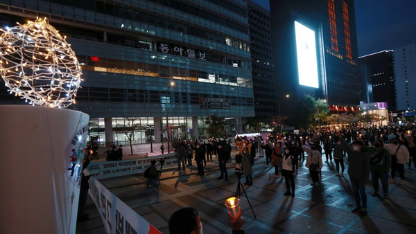 청계광장서 '비정규직 철폐' 300여명 기습 촛불집회 