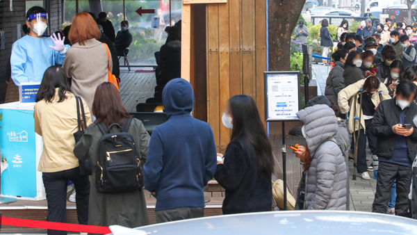 코로나19 신규확진 2,061명‥나흘연속 2천명대