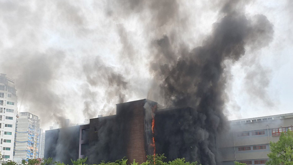 '학교에 불낸 혐의' 구속된 초등 교사, 2심서 무죄 석방