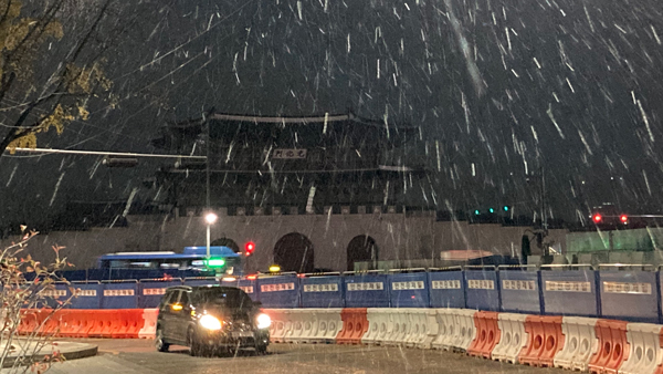 [날씨] '첫눈' 서울, 올가을 가장 추운 아침‥오늘 춥고 가끔 비