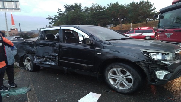김제 사거리서 차량 연쇄 사고…1명 사망·12명 부상
