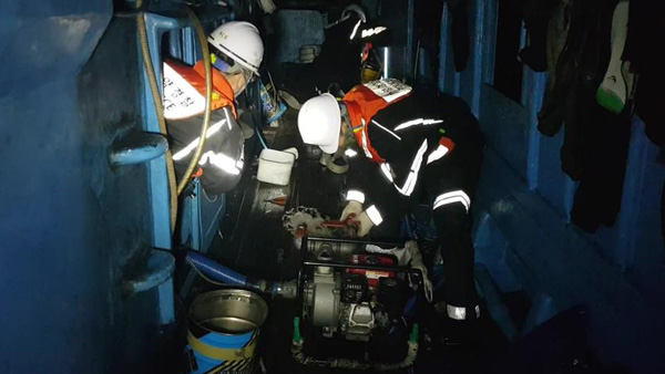 제주도 해상에서 29톤 어선 기관실 침수 신고‥해경 출동해 배수 작업