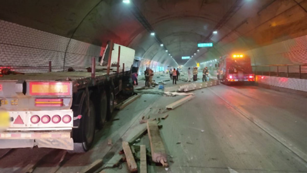 25톤 화물차가 터널 외벽 '쾅'‥철제 자재 떨어져 도로 전면 통제
